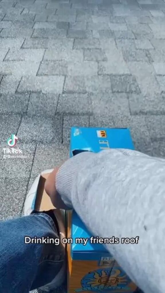 屋根の上でビールを飲んでいる様子