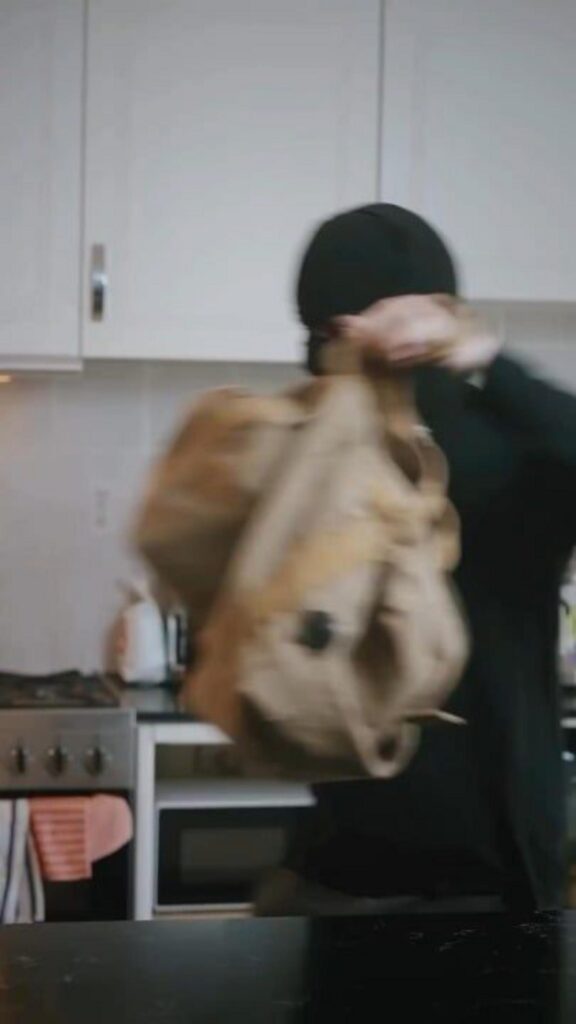 台所で大きなカバンを振り回す人