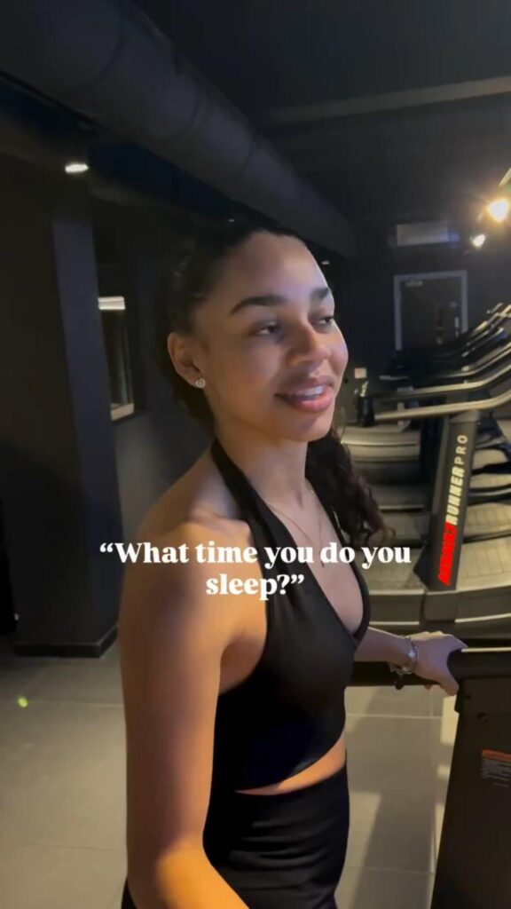 ジムで運動する女性と英語の字幕