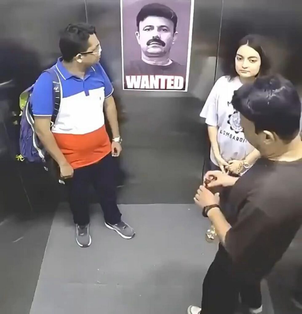 指名手配犯と同じ顔の男がいるエレベーター