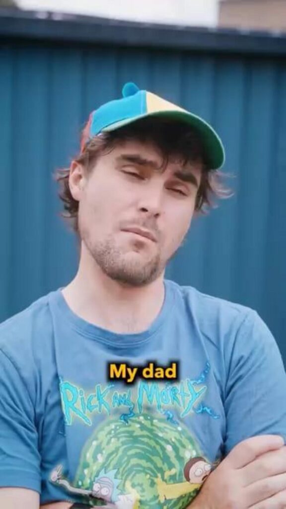 腕を組む帽子の男性とMy dadの文字