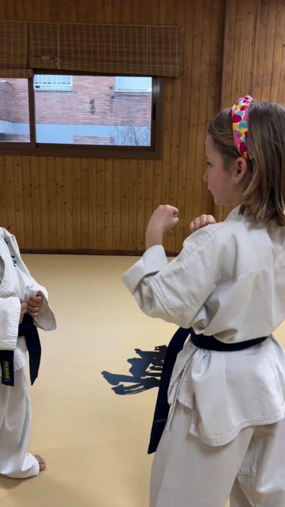 空手着を着て向かい合う二人の子供