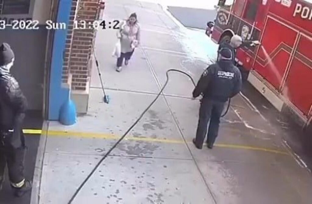 消防署の前で消防車を洗う様子