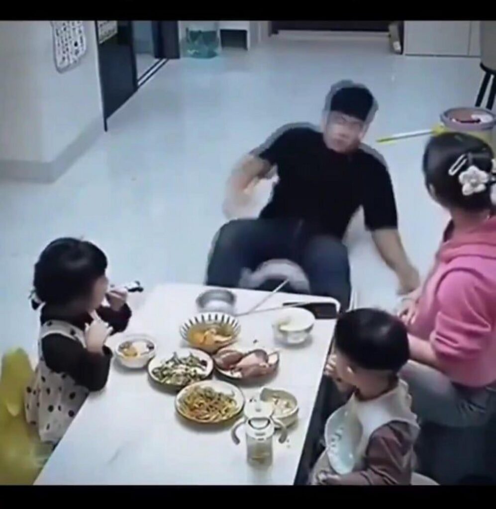 食事中に椅子から転倒する男性と家族