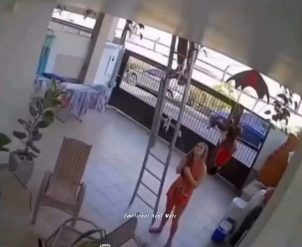 梯子のそばで人が落下している様子