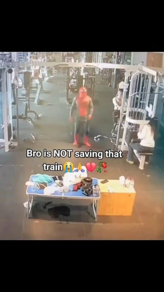 ジムに現れたスパイダーマンの姿