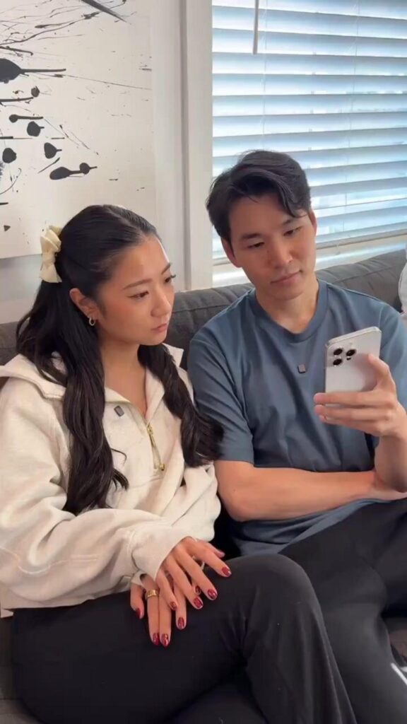 ソファでスマホを眺める男女