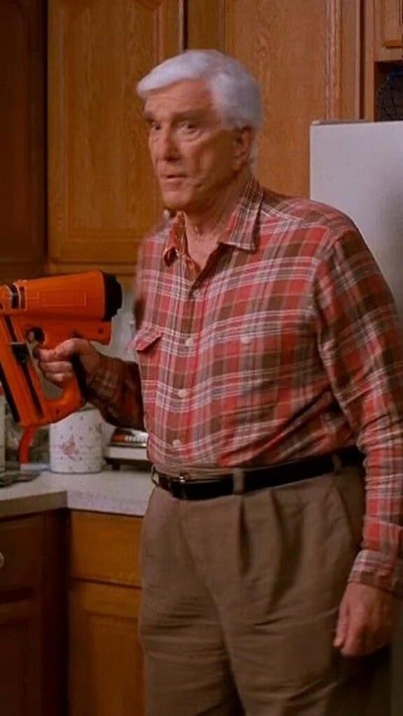 キッチンで工具を持つレスリーニールセン