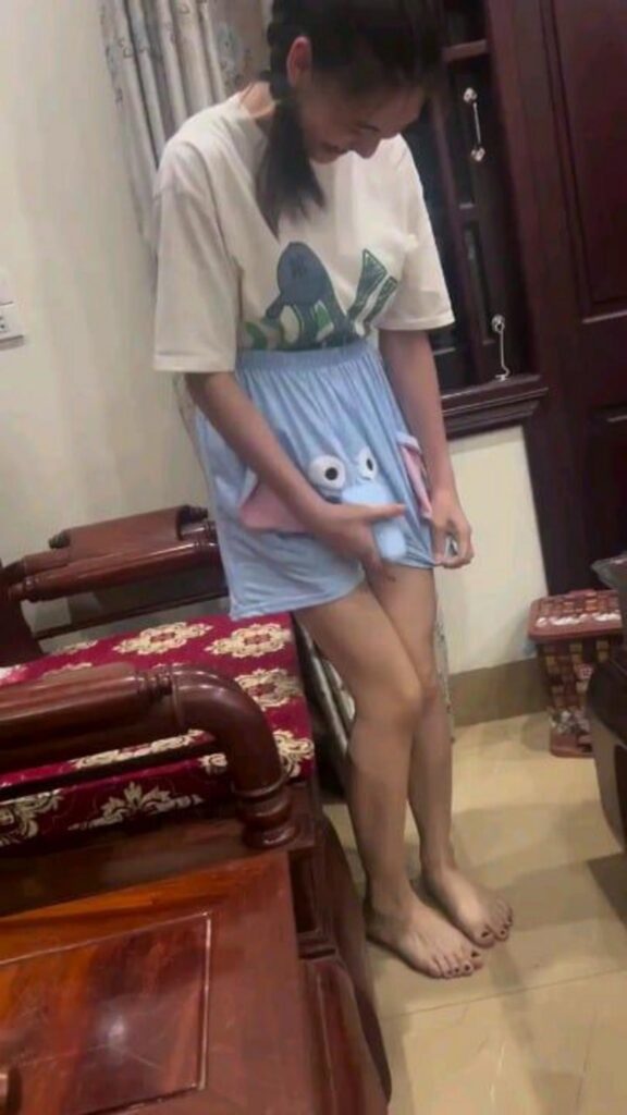 象の鼻がついたショートパンツを履く女性