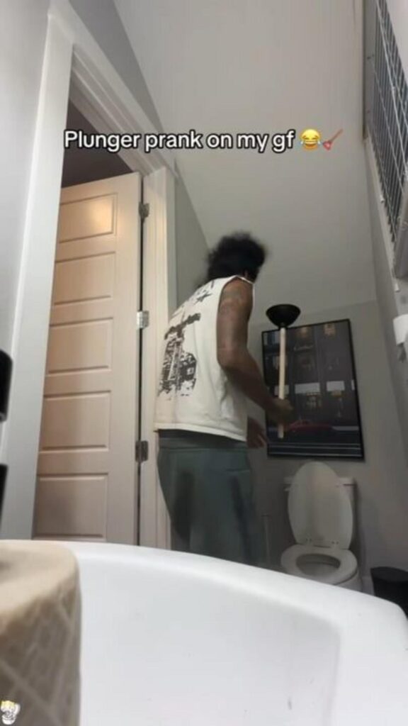トイレでラバーカップを持つ男性