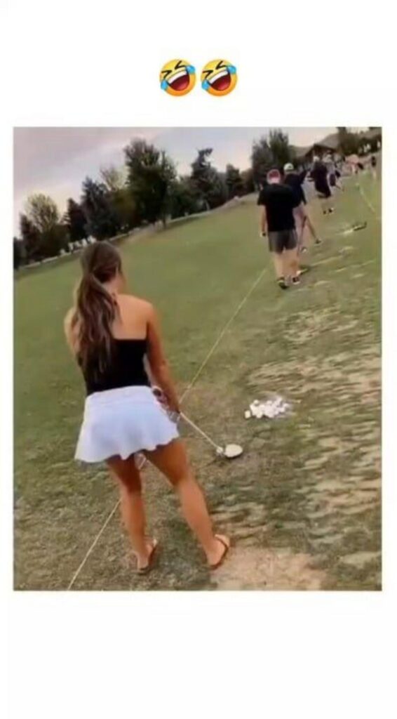 ゴルフ練習場でショットを打つ女性
