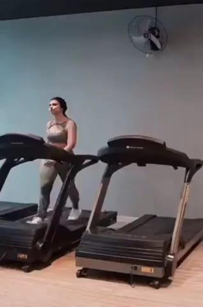 トレッドミルで運動する女性