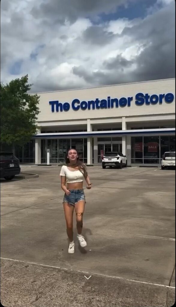 コンテナストアの前を走る女性