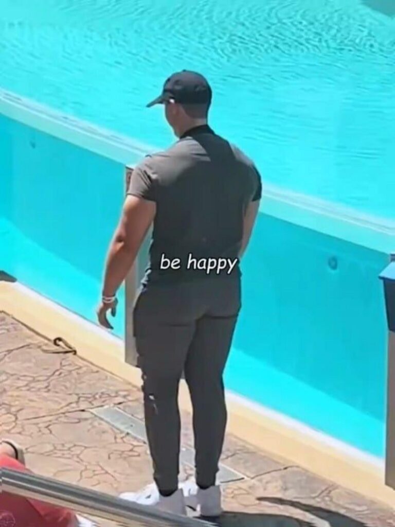 プールの前に立つ男性とbe happy