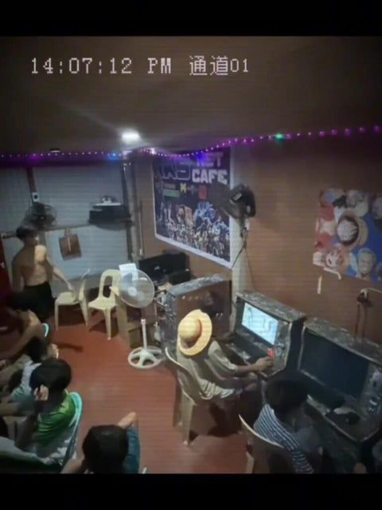 ネットカフェでゲームを楽しむ若者たち