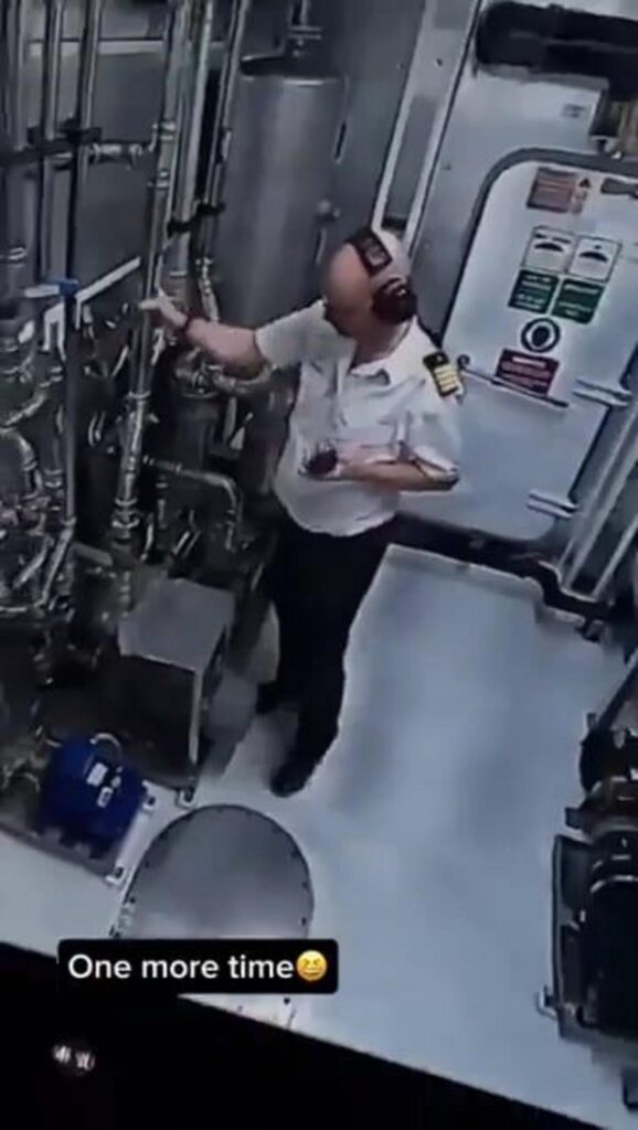 機関室で作業をする制服の男性