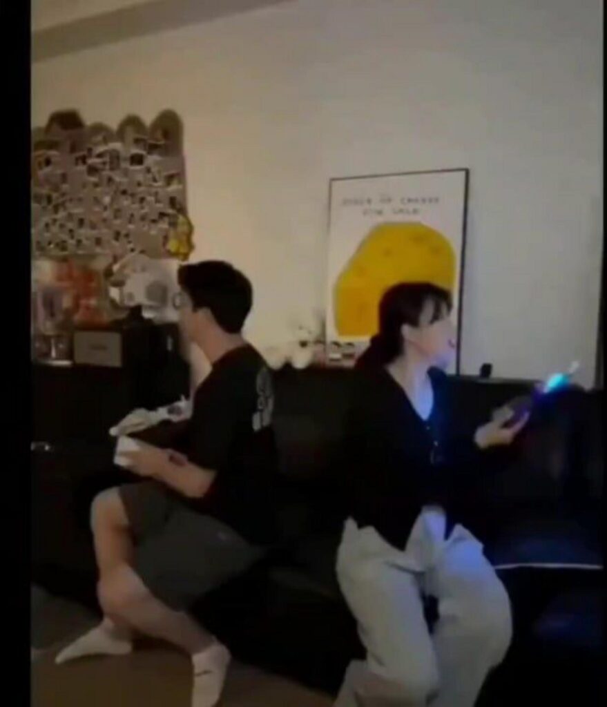 ソファで背中合わせに座る男女