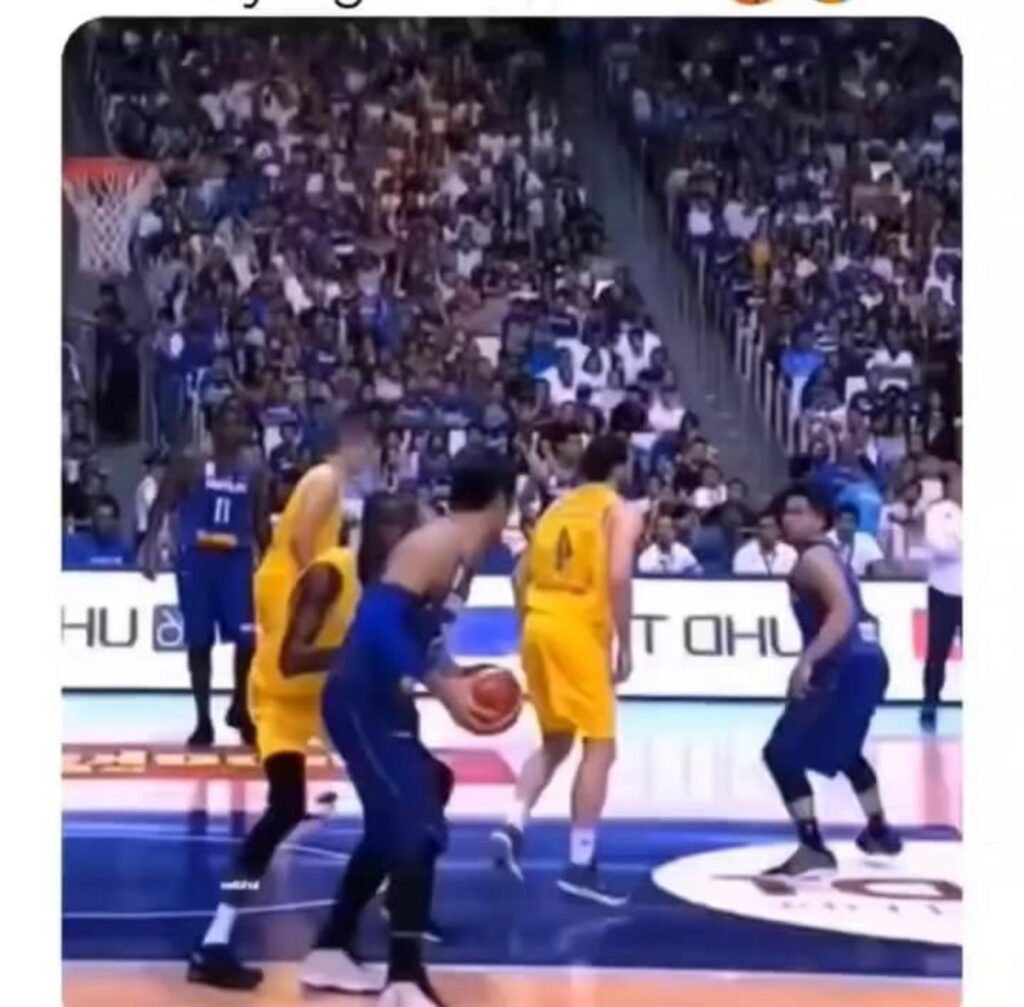 バスケットボールの試合でボールを持つ選手