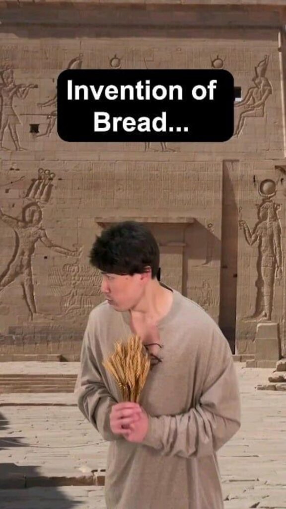 古代エジプト壁画の前で小麦を持つ男性