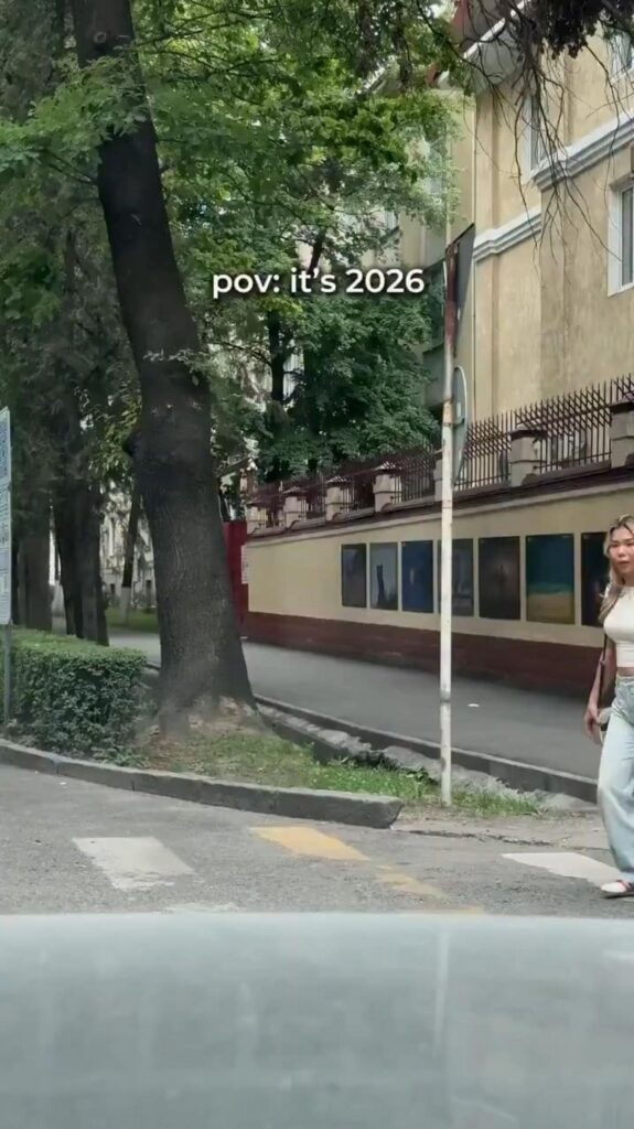 2026年と記載された街角を歩く女性