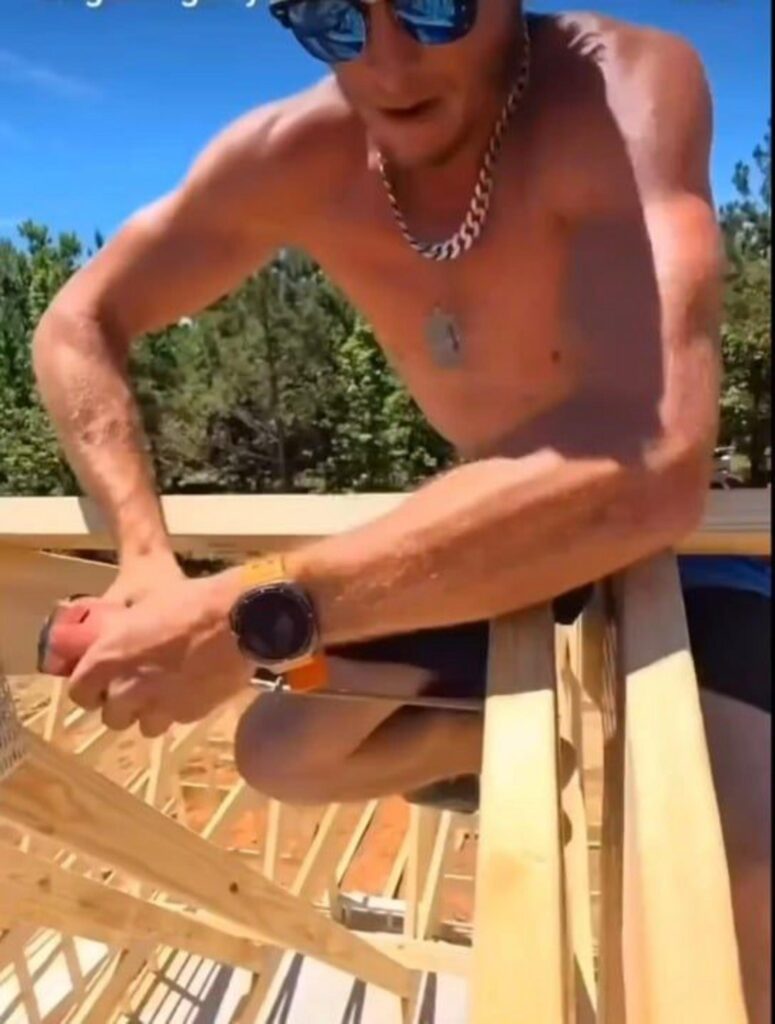 上半身裸で木工作業をする男性