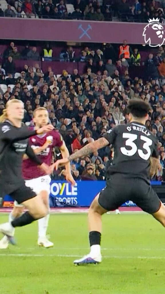 サッカーの試合でハランドらがプレー中