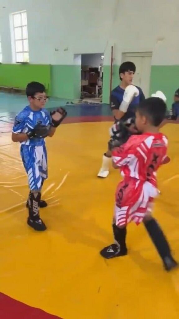 格闘技の練習をする子供たち