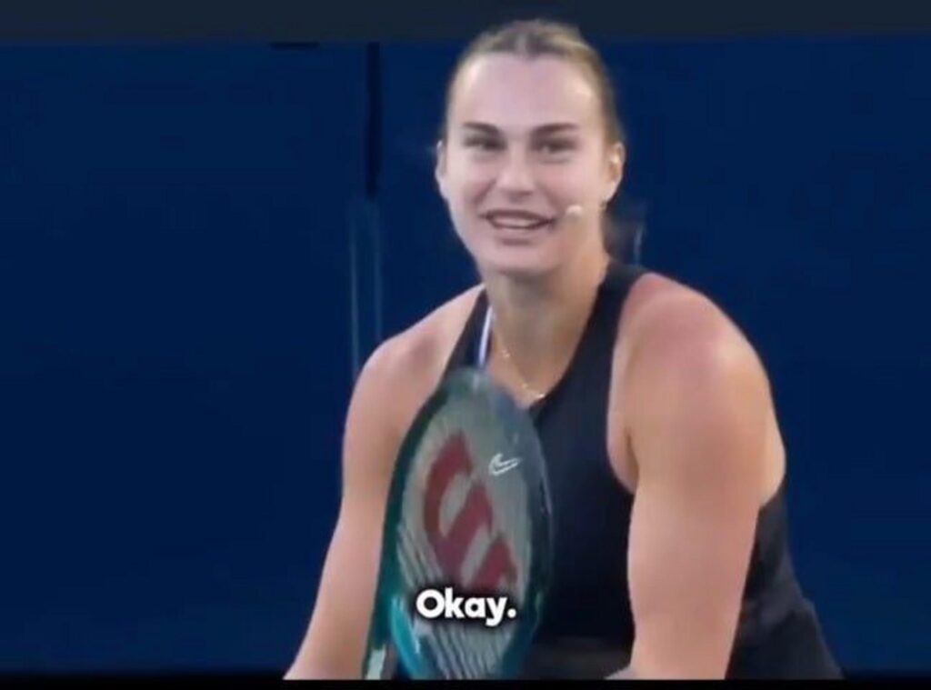 笑顔でテニスラケットを持つ女性選手