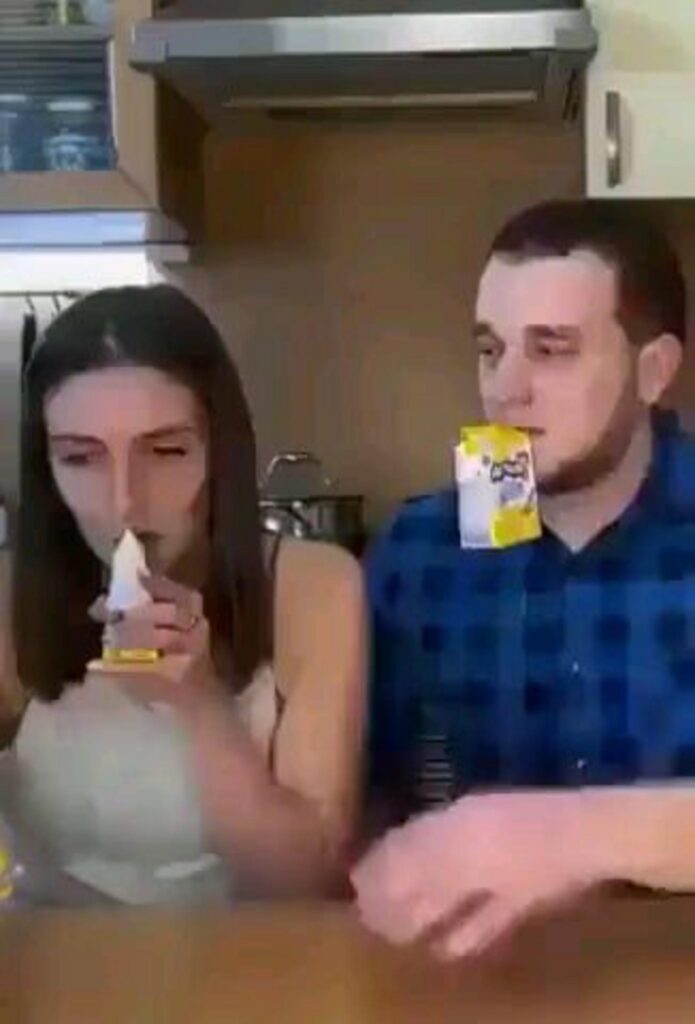 顔に容器をくっつけている男女
